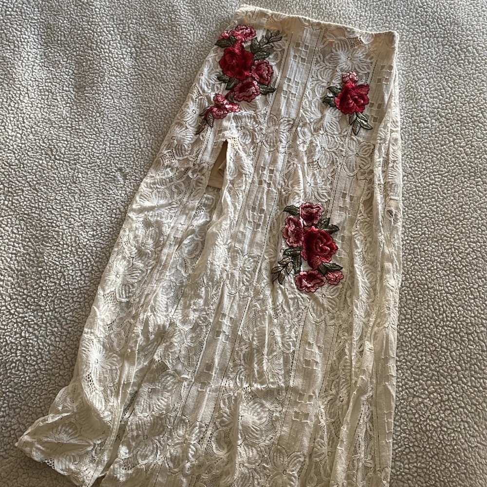 Love Triangle two piece lace skirt set with embroidered flowers - Picture 2 of 16